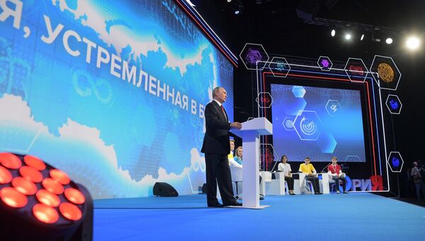 Владимир Путин выступает на всероссийском открытом уроке Россия, устремлённая в будущее в рамках Всероссийского форума профессиональной навигации ПроеКТОриЯ в  Ярославле. 1 сентября 2017