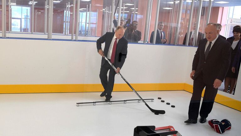 Президент РФ Владимир Путин во время посещения Государственного училища олимпийского резерва по хоккею в Ярославле