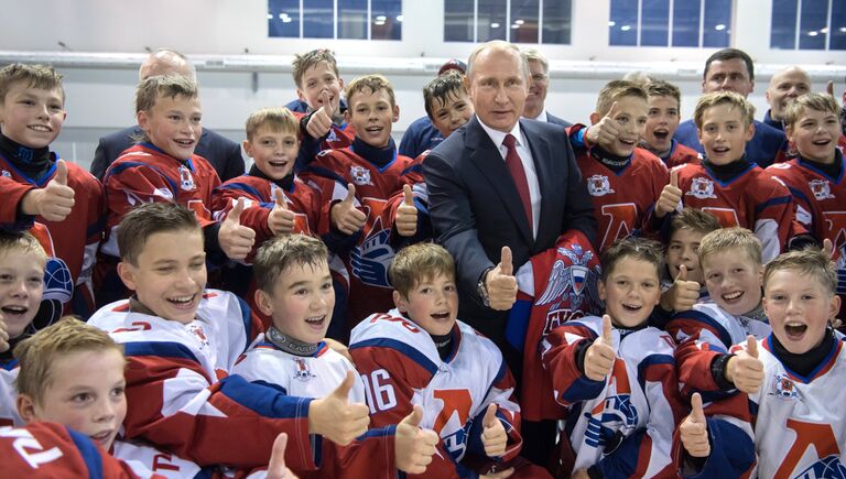 Президент РФ Владимир Путин с юными хоккеистами во время посещения Государственного училища олимпийского резерва по хоккею в Ярославле