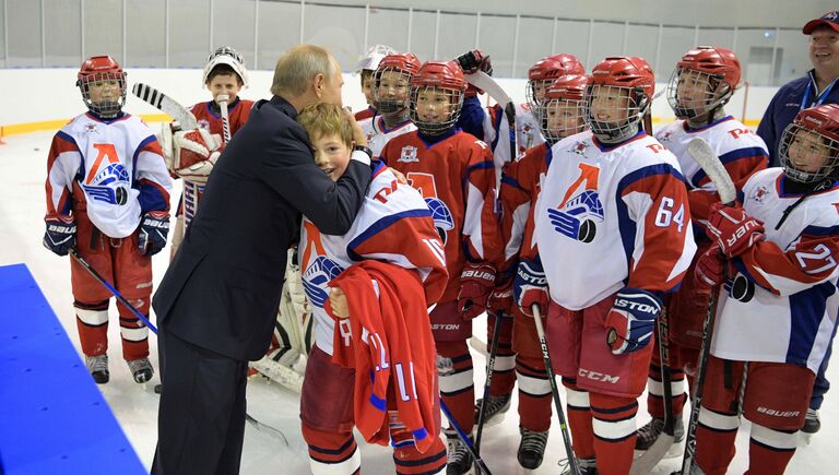 Президент РФ Владимир Путин с юными хоккеистами во время посещения Государственного училища олимпийского резерва по хоккею в Ярославле