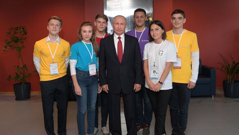 Президент РФ Владимир Путин фотографируется со студентами после участия во всероссийском открытом уроке Россия, устремлённая в будущее в Ярославле