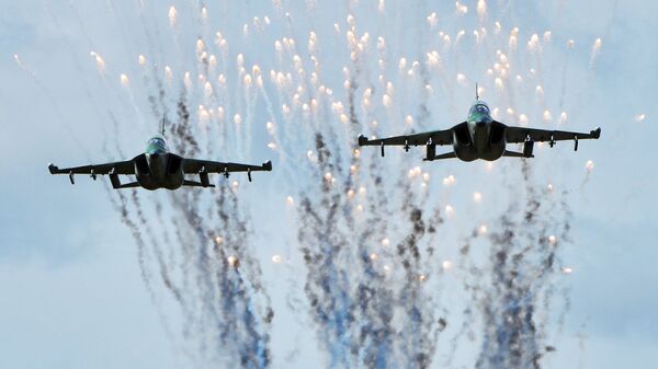 Самолеты Як-130 ВВС Белоруссии в ходе подготовки к учениям Запад-2017 в Могилевской области