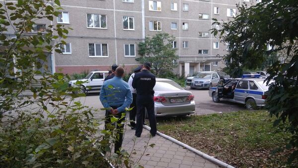 Полиция во дворе дома № 41 по улице Советской в Екатеринбурге, где произошла стрельба. 1 сентября 2017