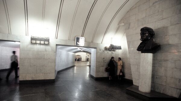 На станции метро Пушкинская в Москве.