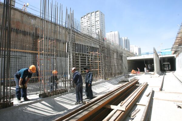 Строительство станции метро Строгино.