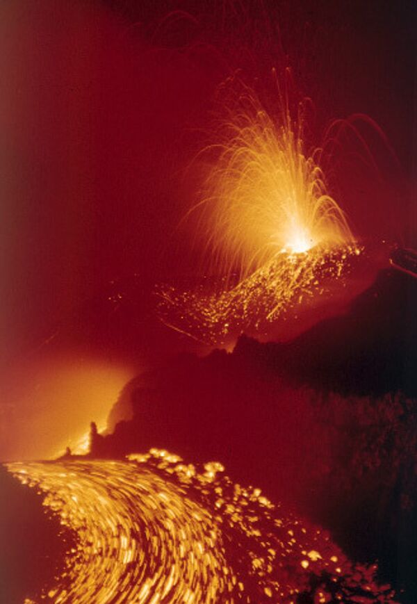 Со склона вулкана Шивелуч непрерывно сходят раскаленные лавины