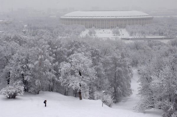 По прогнозу синоптиков Метеобюро Москвы и Московской области к воскресному вечеру снега может нападать 6-10 сантиметров, местами до 15 сантиметров.