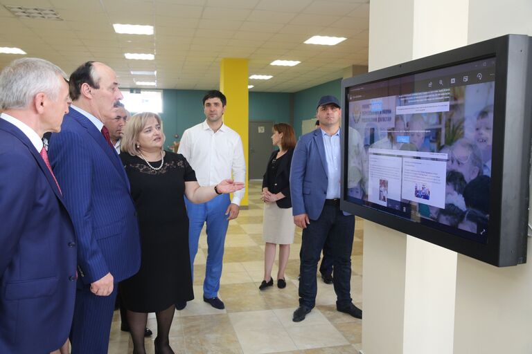 Глава Дагестана Рамазан Абдулатипов на церемонии открытия в Каспийске крупнейшей в СКФО школы. 1 сентября 2017 Глава Дагестана Рамазан Абдулатипов на церемонии открытия в Каспийске крупнейшей в СКФО школы. 1 сентября 2017