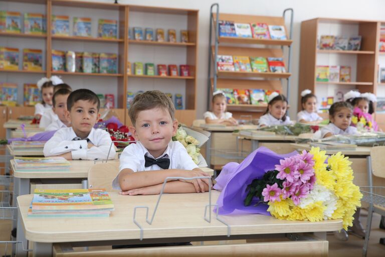 На открытии в Каспийске крупнейшей в СКФО школы. 1 сентября 2017 На открытии в Каспийске крупнейшей в СКФО школы. 1 сентября 2017