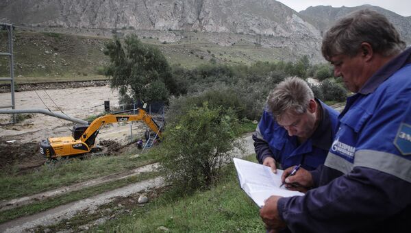 Сотрудники Газпрома возле поврежденного сходом селя газопровода в Республике Кабардино-Балкария. Архивное фото