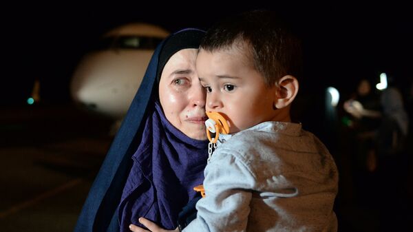 Во время встречи российских детей и женщин, возвращенных из Ирака, в аэропорту Грозного. Архивное фото