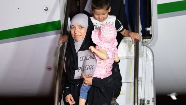Во время встречи российских детей и женщин, возвращенных из Ирака, в аэропорту Грозного. 1 сентября 2017