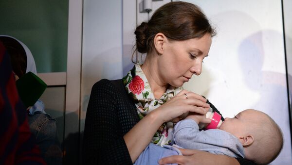 Уполномоченный при президенте РФ по правам ребенка Анна Кузнецова во время встречи российских детей, возвращенных из Ирака, в аэропорту Грозного. 1 сентября 2017