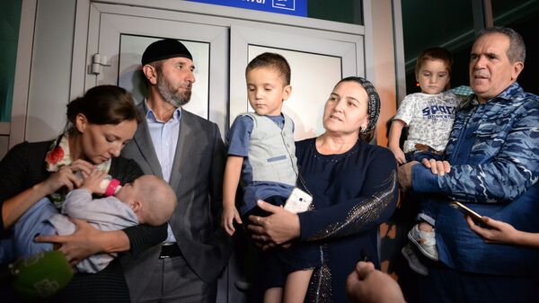 Встреча спасенных в Ираке российских детей в аэропорту Грозного. Архивное фото