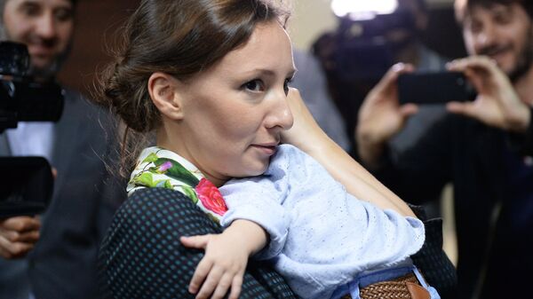 Уполномоченный при президенте РФ по правам ребенка Анна Кузнецова во время встречи российских детей, возвращенных из Ирака, в аэропорту Грозного. 1 сентября 2017