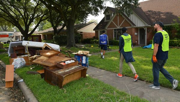 Члены Мусульманской молодежной ассоциации Ахмадия помогают местным жителяем с уборкой на юго-западе Хьюстона, штат Техас. 1 сентября 2017