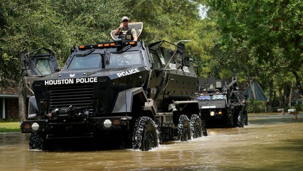 Полиция Хьюстона объезжает город после урагана Харви. 1 сентября 2017