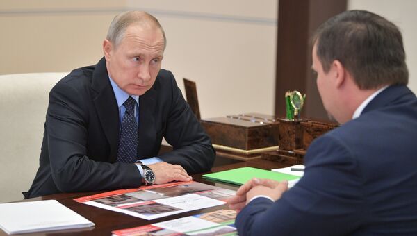 Владимир Путин и временно исполняющий обязанности губернатора Новгородской области Андрей Никитин во время встречи. 2 сентября 2017