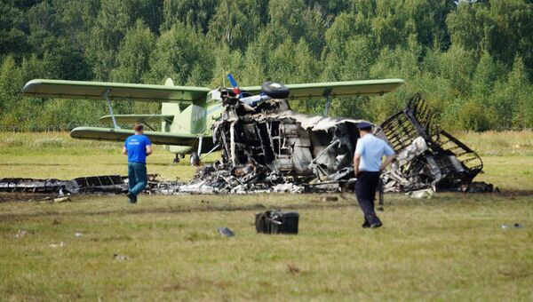 Обломки самолета Ан-2, потерпевшего крушение во время авиашоу, на аэродроме Черное в подмосковной Балашихе. 2 сентября 2017
