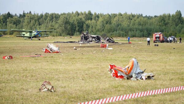 Обломки самолета Ан-2, потерпевшего крушение во время авиашоу, на аэродроме Черное в подмосковной Балашихе. 2 сентиября 2017