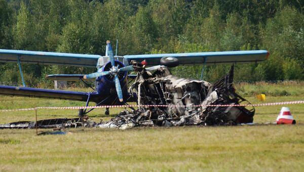 Обломки самолета Ан-2, потерпевшего крушение во время авиашоу, на аэродроме Черное в подмосковной Балашихе. 2 сентиября 2017