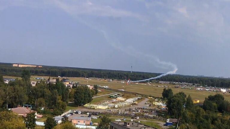Очевидец снял на видео падение самолета на авиашоу в Балашихе Очевидец снял на видео падение самолета на авиашоу в Балашихе
