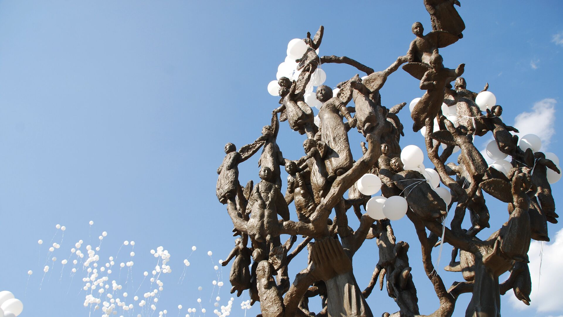 Древо скорби - монумент жертвам теракта 1 сентября 2004 года в школе №1 в Беслане - РИА Новости, 1920, 26.08.2021