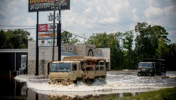 Последствия наводнения после урагана Харви недалеко от Оринджа, штат Техас США. 2 сентября 2017