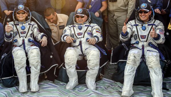 Астронавты Фёдором Юрчихин, Джеком Фишер и Пегги Уитсон после эвакуации из корабля Союз МС-04. 2 сентября 2017