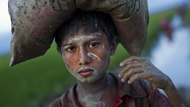 Этнический Рохинджа с вещевым мешком на голове около Бангладешской границы. Архивное фото
