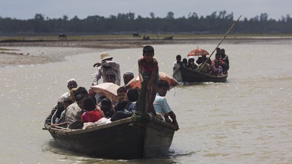 Рохинджа пресекают ручей после пересечения границы Бангладеш. 2 сентября 2017
