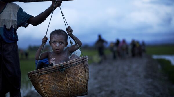 Этнические Рохинджа  Мьянма ислам мусульмане несут пожилого мужчину к Бангладешской границе