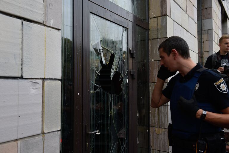 В Киеве разгромили магазин из-за стертых граффити времен евромайдана В Киеве разгромили магазин из-за стертых граффити времен евромайдана