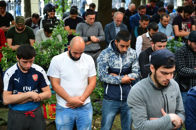 Участники акции в поддержку мусульман народа рохинджа возле посольства Мьянмы в Москве. 3 сентября 2017