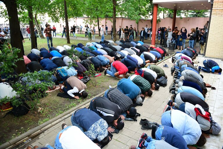 Участники акции в поддержку мусульман народа рохинджа возле посольства Мьянмы в Москве. 3 сентября 2017