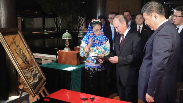 Президент РФ Владимир Путин и председатель КНР Си Цзиньпин на выставке культурного наследия Китая в Сямэне. 3 сентября 2017