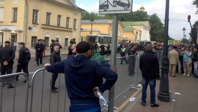 Участники акции в поддержку мусульман народа рохинджа возле посольства Мьянмы в Москве. 3 сентября 2017