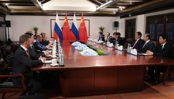 Владимир Путин и председатель КНР Си Цзиньпин во время переговоров на полях саммита БРИКС в Сямэне. 3 сентября 2017