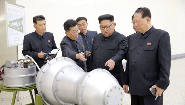 Лидер КНДР Ким Чен Ын лично осмотрел водородную бомбу. Архивное фото
