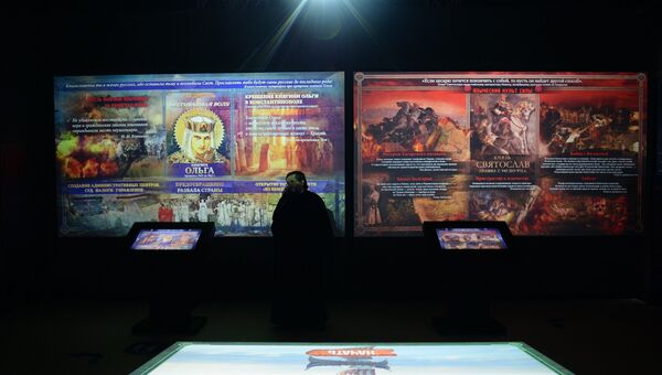 Посетитель знакомится с экспозицией на открытии мультимедийного исторического парка Россия – моя история в Екатеринбурге. Архивное фото