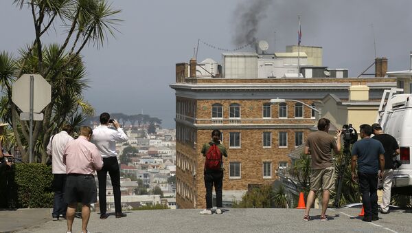 Дым, идущий с крыши Генерального консульства России в Сан-Франциско. 1 сентября 2017