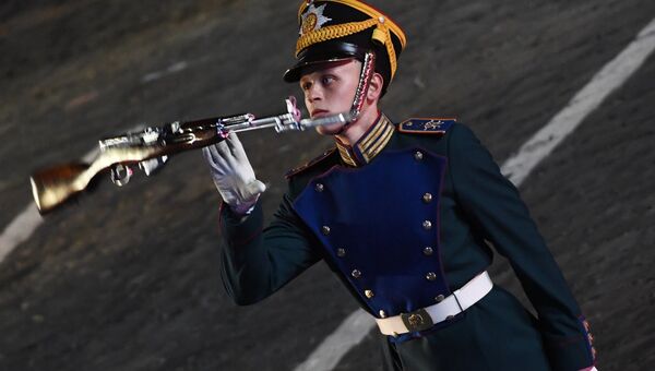 Военнослужащий роты специального караула Президентского полка на торжественной церемонии закрытия X Международного военно-музыкального фестиваля Спасская башня в Москве