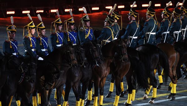 Военнослужащие конных караулов Президентского полка на торжественной церемонии закрытия X Международного военно-музыкального фестиваля Спасская башня в Москве