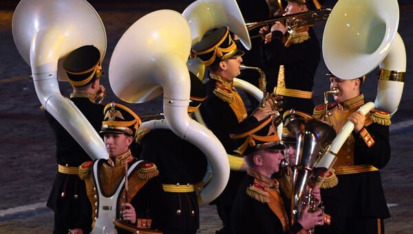Музыканты Центрального военного оркестра Министерства обороны РФ на торжественной церемонии закрытия X Международного военно-музыкального фестиваля Спасская башня в Москве