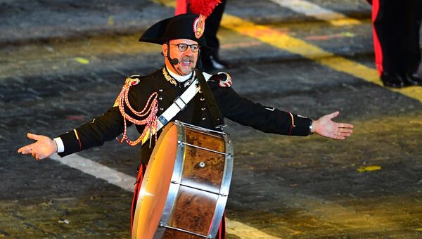Музыкант оркестра корпуса карабинеров Италии на торжественной церемонии закрытия X Международного военно-музыкального фестиваля Спасская башня в Москве