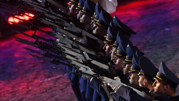 Оркестр и рота Почётного караула Вооруженных сил (Белоруссия) на торжественной церемонии закрытия X Международного военно-музыкального фестиваля Спасская башня в Москве