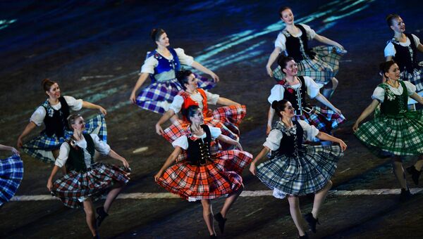 Участницы Международной команды исполнителей шотландских танцев на торжественной церемонии закрытия X Международного военно-музыкального фестиваля Спасская башня в Москве
