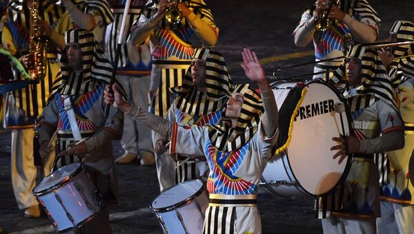 Музыканты военного симфонического оркестра Египта на торжественной церемонии закрытия X Международного военно-музыкального фестиваля Спасская башня в Москве