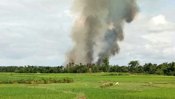 Дым от пожара в штате Ракхайн в Мьянме. Архивное фото