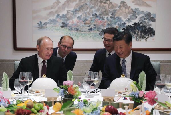 3 сентября 2017. Президент РФ Владимир Путин и председатель КНР Си Цзиньпин во время рабочего обеда в Сямэне